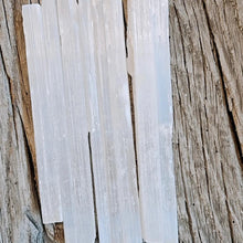 Carica l'immagine nel visualizzatore di Gallery, Bacchetta Selenite, special form