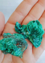 Carica l'immagine nel visualizzatore di Gallery, Malachite fibrosa grezza