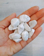 Carica l'immagine nel visualizzatore di Gallery, Howlite Bianca burattata