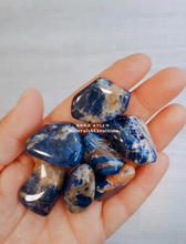 Carica l'immagine nel visualizzatore di Gallery, Sodalite burattata