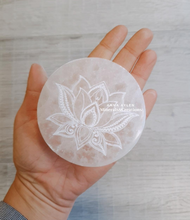 Carica l'immagine nel visualizzatore di Gallery, Disco Selenite Fiore di Loto