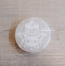 Carica l'immagine nel visualizzatore di Gallery, Disco Selenite Mano di Fatima