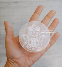 Carica l'immagine nel visualizzatore di Gallery, Disco Selenite Mano di Fatima