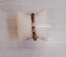 Carica l'immagine nel visualizzatore di Gallery, Bracciale Occhio di Tigre con inserto Buddha